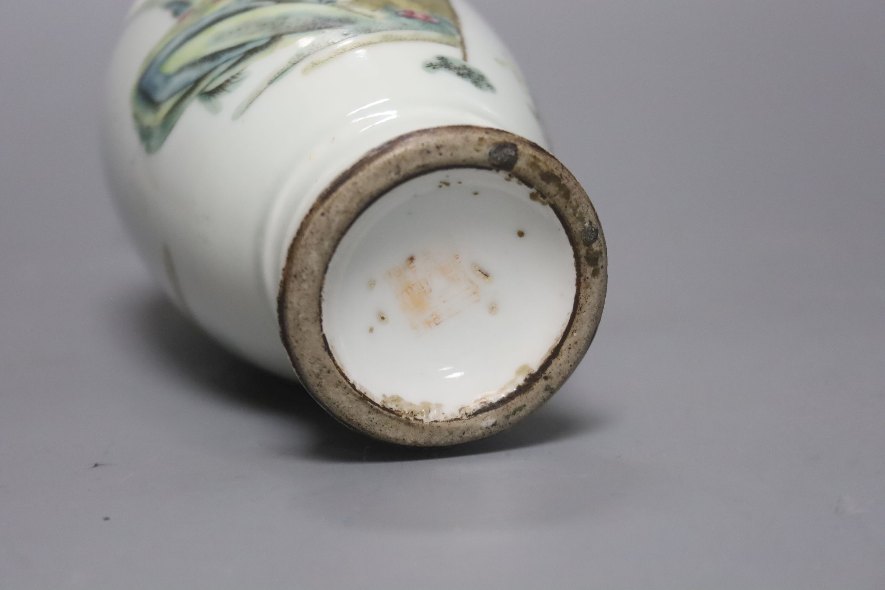 A Chinese famille rose vase, late Qing/ Republic, 20cm